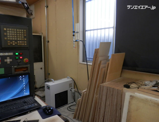 天井から分岐して立下げ。取出口はエアードライヤの接続に。ドレン配管付きです。