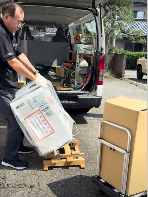 コンプレッサーの搬入の様子