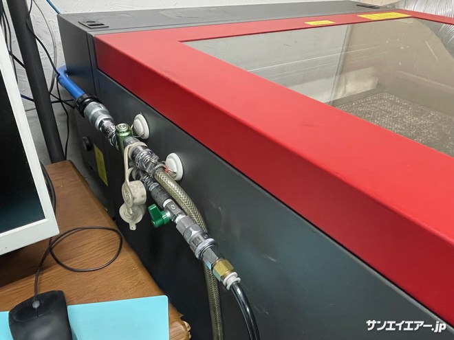 機械への配管の接続部